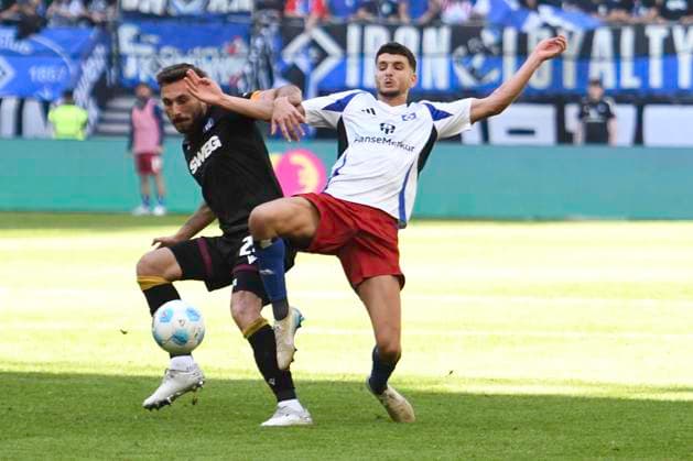GER 2 FBL,, Hamburger SV vs Karlsruher SC 27 04 2025, Volksparkstadion, Hamburg, GER 2 FBL, Hamburger SV vs Karlsruher SC in the picture Daniel Elfadli Hamburg 08 tries to assert himself against Fabian Schleusener Karlsruhe 24 nordphotoxGmbH xWitke nph00002