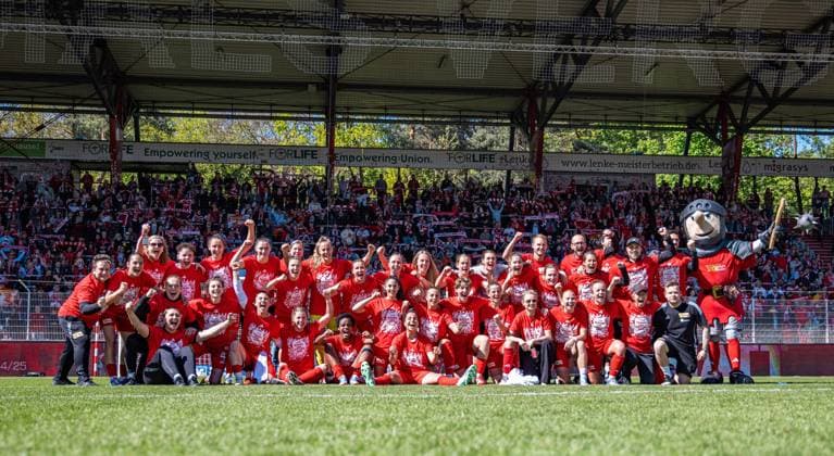 Soccer, Women, Season 2024 2025, 2 Bundesliga 23 Matchday , 1 FC Union Berlin Borussia Mönchengladbach, Union celebrates promotion to 1 Bundesliga, Winner photo in front of the forest side, 27 04 2025, Copyright: xSebastianxRäppold MatthiasxKochx