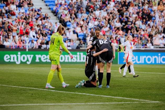 Lyon, France Steph Catley (7 Arsenal) Goalkeeper Daphne van Domselaar (14 Arsenal) Katie Reid (62 Arsenal) after the final whistle during the UEFA Womens Champions League semi-final game between Olympique Lyonnais and Arsenal FC at Groupama Stadium in Lyon, France. (Pauline Figuet SPP) Copyright: xPaulinexFiguetx xSPPx spp-en-PaFiSp-PF_OLARS3090