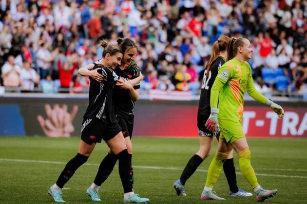 Lyon, France Lotte Wubben-Moy (3 Arsenal) and Steph Catley (7 Arsenal) after the final whistle during the UEFA Womens Champions League semi-final game between Olympique Lyonnais and Arsenal FC at Groupama Stadium in Lyon, France. (Pauline Figuet SPP) Copyright: xPaulinexFiguetx xSPPx spp-en-PaFiSp-PF_OLARS3092