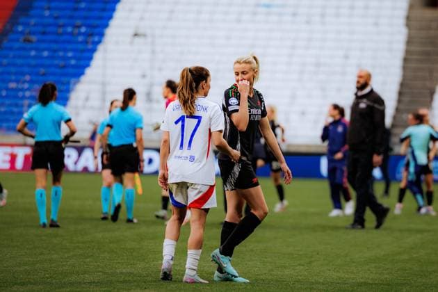 Lyon, France Danielle van de Donk (17 Olympique Lyonnais) and Leah Williamson (6 Arsenal) after the final whistle during the UEFA Womens Champions League semi-final game between Olympique Lyonnais and Arsenal FC at Groupama Stadium in Lyon, France. (Pauline Figuet SPP) Copyright: xPaulinexFiguetx xSPPx spp-en-PaFiSp-PF_OLARS3094