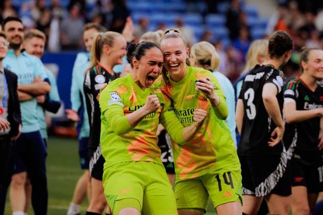 Sport Bilder des Tages Lyon, France Goalkeeper Manuela Zinsberger (1 Arsenal) and Goalkeeper Daphne van Domselaar (14 Arsenal) celebrate after the final whistle during the UEFA Womens Champions League semi-final game between Olympique Lyonnais and Arsenal FC at Groupama Stadium in Lyon, France. (Pauline Figuet SPP) Copyright: xPaulinexFiguetx xSPPx spp-en-PaFiSp-PF_OLARS3112
