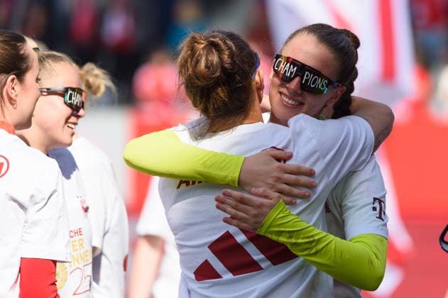 Munich, Germany, Apr 27th 2025: Goalkeeper Ena Mahmutovic (32 FC Bayern Munich) hugs a player after the Google Pixel Frauen Bundesliga match between FC Bayern Munich and SC Freiburg at FC Bayern Campus, Munich, Germany. (Sven Beyrich SPP) Copyright: xSvenxBeyrich SPPx spp-en-SvBe-20250427-D4S_0469