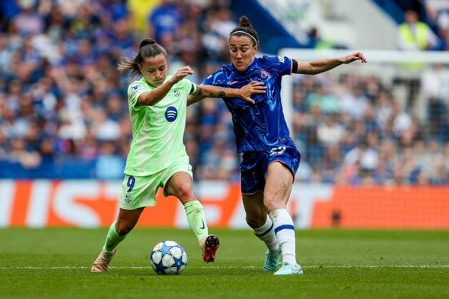 UEFA Women s Champions League Semi-Final Chelsea v Barcelona Claudia Pina of Barcelona Femeni battles for the ball with Lucy Bronze of Chelsea Women during the UEFA Women s Champions League Semi-Final match Chelsea vs Barcelona at Stamford Bridge, London, United Kingdom, 27th April 2025 (Photo by Izzy Poles News Images) London Stamford Bridge Greater London United Kingdom Copyright: xIzzyxPoles NewsxImagesx