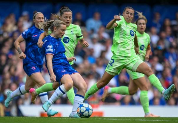 Chelsea Women v FC Barcelona, Barca Women UEFA Womens Champions League Erin Cuthbert of Chelsea Women passes the ball whilst being pressured by Patri Guijarro of FC Barcelona Women during the UEFA Womens Champions League Semi-final Second Leg match at Stamford Bridge, London UK Newspapers OUT Copyright: xMalcolmxFellx FIL-21756-0024