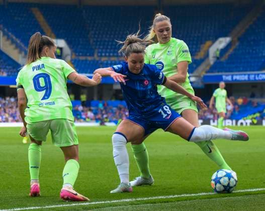 Sport Bilder des Tages Chelsea Women v FC Barcelona, Barca Women UEFA Womens Champions League Johanna Rytting Kaneryd of Chelsea Women controls the ball whilst being pressured by FC Barcelona Women players during the UEFA Womens Champions League Semi-final Second Leg match at Stamford Bridge, London UK Newspapers OUT Copyright: xMalcolmxFellx FIL-21756-0035