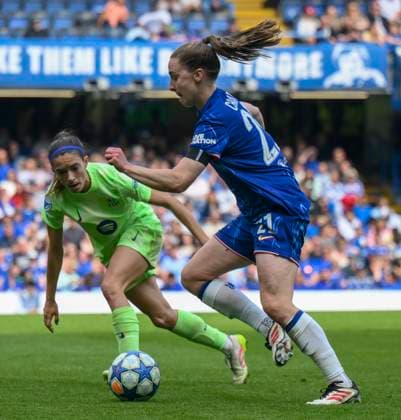 Chelsea Women v FC Barcelona, Barca Women UEFA Womens Champions League Niamh Charles of Chelsea Women and Aitana Bonmati of FC Barcelona Women during the UEFA Womens Champions League Semi-final Second Leg match at Stamford Bridge, London UK Newspapers OUT Copyright: xMalcolmxFellx FIL-21756-0039