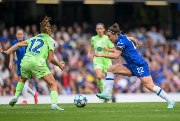 Chelsea Women v FC Barcelona, Barca Women UEFA Womens Champions League Lucy Bronze of Chelsea Women attacks Patri Guijarro of FC Barcelona Women during the UEFA Womens Champions League Semi-final Second Leg match at Stamford Bridge, London UK Newspapers OUT Copyright: xMalcolmxFellx FIL-21756-0045