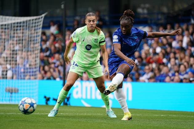 Sandy Baltimore of Chelsea and Patri Guijarro of Barcelona during the UEFA Women s Champions League match between Chelsea Women and Barcelona at Stamford Bridge, London, England on 27 April 2025.  Copyright: xCharliexCarterx PMI-6845-0043