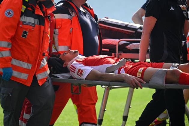 Bochum, Vonovia Ruhrstadion, 27 04 25, GER, Herren, 1 Bundesliga, Saison 2024 2025, VfL Bochum 1 FC Union Berlin Bild Verletzt, Verletzung, Schmerzen Diogo LEITE union wird vom Platz getragen DFL regulations prohibit any use of photographs as image sequences and or quasi video Nordrhein Westfalen Germany