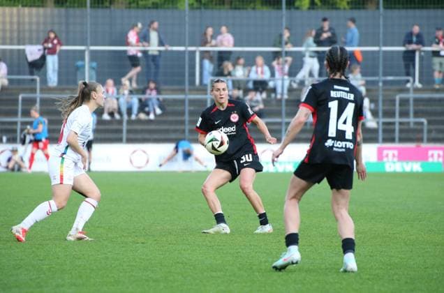 27 04 2025, xgrfx, Soccer Google Pixel Women Bundesliga, 1 FC Köln Eintracht Frankfurt v l Carlotta Wamser Eintracht Frankfurt DFL DFB REGULATIONS PROHIBIT ANY USE OF PHOTOGRAPHS as IMAGE SEQUENCES and or QUASI VIDEO Köln