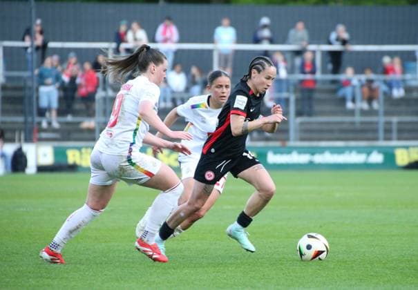 27 04 2025, xgrfx, Soccer Google Pixel Women Bundesliga, 1 FC Köln Eintracht Frankfurt v l Adriana Achcinska 1 FC Köln , Laura Feiersinger 1 FC Köln , Geraldine Reuteler Eintracht Frankfurt DFL DFB REGULATIONS PROHIBIT ANY USE OF PHOTOGRAPHS as IMAGE SEQUENCES and or QUASI VIDEO Köln