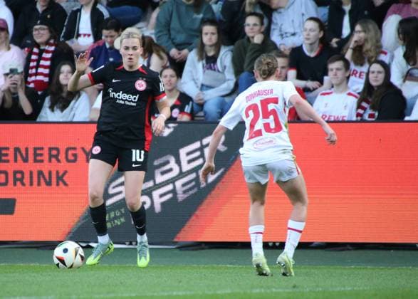 27 04 2025, xgrfx, Fußball Google Pixel Frauen Bundesliga, 1 FC Köln Eintracht Frankfurt v l Laura Freigang Eintracht Frankfurt , Laura Donhauser 1 FC Köln DFL DFB REGULATIONS PROHIBIT ANY USE OF PHOTOGRAPHS as IMAGE SEQUENCES and or QUASI VIDEO Köln