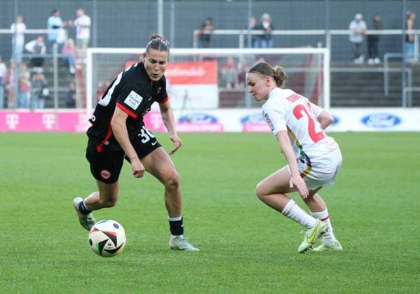 27 04 2025, xgrfx, Soccer Google Pixel Women Bundesliga, 1 FC Köln Eintracht Frankfurt v l Carlotta Wamser Eintracht Frankfurt , Martyna Wiankowska 1 FC Köln DFL DFB REGULATIONS PROHIBIT ANY USE OF PHOTOGRAPHS as IMAGE SEQUENCES and or QUASI VIDEO Köln