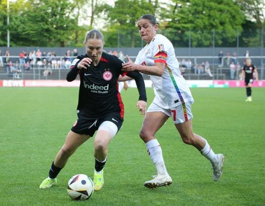 27 04 2025, xgrfx, Fußball Google Pixel Frauen Bundesliga, 1 FC Köln Eintracht Frankfurt v l Sophie Nachtigall Eintracht Frankfurt , Laura Feiersinger 1 FC Köln DFL DFB REGULATIONS PROHIBIT ANY USE OF PHOTOGRAPHS as IMAGE SEQUENCES and or QUASI VIDEO Köln
