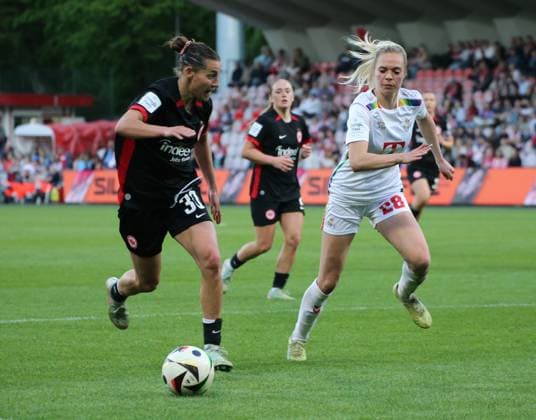 27 04 2025, xgrfx, Soccer Google Pixel Women Bundesliga, 1 FC Köln Eintracht Frankfurt v l Carlotta Wamser Eintracht Frankfurt , Janina Hechler 1 FC Köln DFL DFB REGULATIONS PROHIBIT ANY USE OF PHOTOGRAPHS as IMAGE SEQUENCES and or QUASI VIDEO Köln