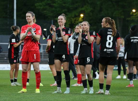 27 04 2025, xgrfx, Fußball Google Pixel Frauen Bundesliga, 1 FC Köln Eintracht Frankfurt v l Stina Johannes, Sophia Kleinherne, Elisa Senß, Lisanne Gräwe Eintracht Frankfurt DFL DFB REGULATIONS PROHIBIT ANY USE OF PHOTOGRAPHS as IMAGE SEQUENCES and or QUASI VIDEO Köln