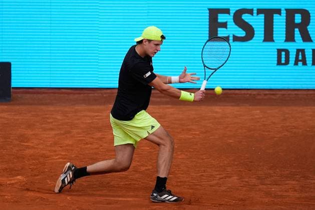 April 27, 2025, Madrid, Madrid, Spain: Jakub Mensik of Czech Republic plays against Ben Shelton of USA during the Mutua Madrid Open 2025, ATP, Tennis Herren Masters 1000 and WTA, Tennis Damen 1000, tennis tournament celebrated at Caja Magica on April 27, 2025 in Madrid, Spain. Madrid Spain - ZUMAa181 20250427_zaa_a181_416 Copyright: xDennisxAgyemanx