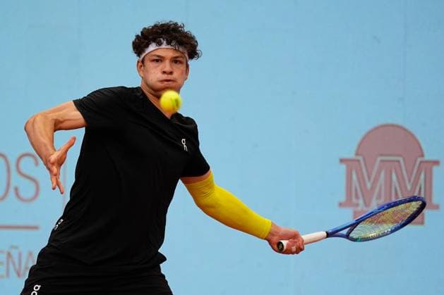 April 27, 2025, Madrid, Madrid, Spain: Ben Shelton of USA plays against Jakub Mensik of Czech Republic during the Mutua Madrid Open 2025, ATP, Tennis Herren Masters 1000 and WTA, Tennis Damen 1000, tennis tournament celebrated at Caja Magica on April 27, 2025 in Madrid, Spain. Madrid Spain - ZUMAa181 20250427_zaa_a181_424 Copyright: xDennisxAgyemanx
