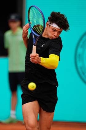 April 27, 2025, Madrid, Madrid, Spain: Ben Shelton of USA plays against Jakub Mensik of Czech Republic during the Mutua Madrid Open 2025, ATP, Tennis Herren Masters 1000 and WTA, Tennis Damen 1000, tennis tournament celebrated at Caja Magica on April 27, 2025 in Madrid, Spain. Madrid Spain - ZUMAa181 20250427_zaa_a181_426 Copyright: xDennisxAgyemanx