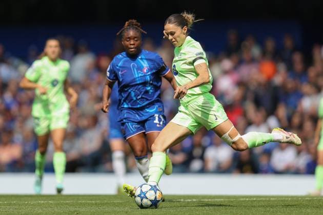 London, England, April 27th 2025: Mapi Leon (4 FC Barcelona, Barca makes a pass while receiving pressure from Sandy Baltimore (17 Chelsea) during the UEFA Womens Champions League match between Chelsea and Barcelona at Stamford Bridge in London, England (Alexander Canillas SPP) Copyright: xAlexanderxCanillas SPPx spp-en-AlCa-9U2A3389