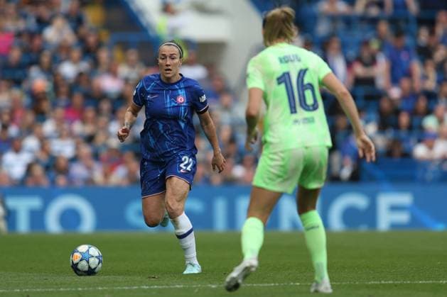 London, England, April 27th 2025: Lucy Bronze (22 Chelsea) receives pressure from Fridolina Rolfo (16 FC Barcelona, Barca during the UEFA Womens Champions League match between Chelsea and Barcelona at Stamford Bridge in London, England (Alexander Canillas SPP) Copyright: xAlexanderxCanillas SPPx spp-en-AlCa-9U2A3948