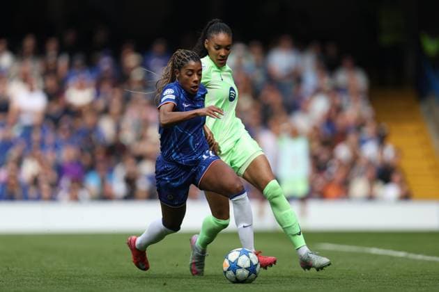 London, England, April 27th 2025: Ashley Lawrence (12 Chelsea) receives pressure from Salma Paralluelo (7 FC Barcelona, Barca during the UEFA Womens Champions League match between Chelsea and Barcelona at Stamford Bridge in London, England (Alexander Canillas SPP) Copyright: xAlexanderxCanillas SPPx spp-en-AlCa-9U2A4701