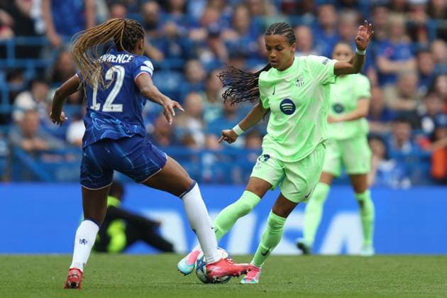 London, England, April 27th 2025: Johanna Rytting Kaneryd (19 Chelsea) receives pressure from Ashley Lawrence (12 Chelsea) during the UEFA Womens Champions League match between Chelsea and Barcelona at Stamford Bridge in London, England (Alexander Canillas SPP) Copyright: xAlexanderxCanillas SPPx spp-en-AlCa-9U2A5046