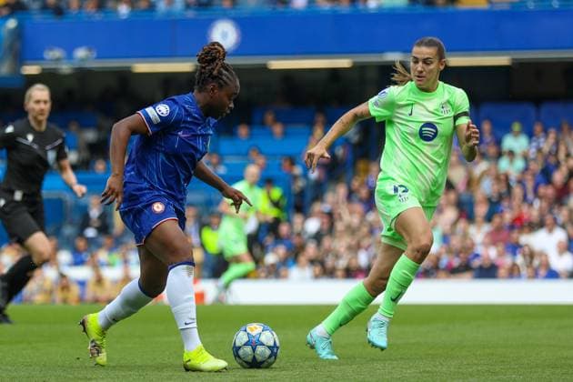 London, England, April 27th 2025: Sandy Baltimore (17 Chelsea) receives pressure from Patri Guijarro (12 FC Barcelona, Barca during the UEFA Womens Champions League match between Chelsea and Barcelona at Stamford Bridge in London, England (Alexander Canillas SPP) Copyright: xAlexanderxCanillas SPPx spp-en-AlCa-C5V_3263