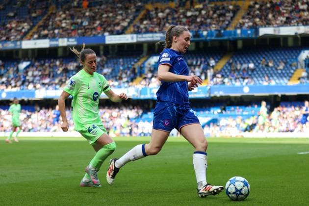 London, England, April 27th 2025: Niamh Charles (21 Chelsea) receives pressure from Ona Battle (22 FC Barcelona, Barca during the UEFA Womens Champions League match between Chelsea and Barcelona at Stamford Bridge in London, England (Alexander Canillas SPP) Copyright: xAlexanderxCanillas SPPx spp-en-AlCa-C5V_3405