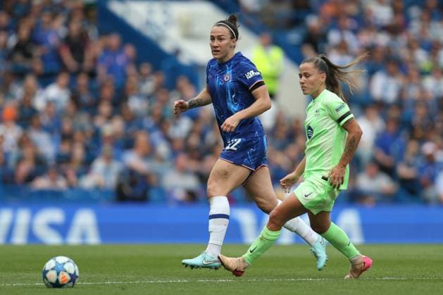 London, England, April 27th 2025: Lucy Bronze (22 Chelsea) makes a pass while receiving pressure from Claudia Pina (9 FC Barcelona, Barca during the UEFA Womens Champions League match between Chelsea and Barcelona at Stamford Bridge in London, England (Alexander Canillas SPP) Copyright: xAlexanderxCanillas SPPx spp-en-AlCa-9U2A3913