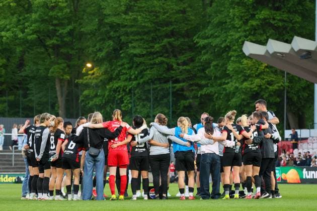 Cologne, Germany 27 April 2025 1 BL Women 2024 2025 1 FC Köln vs Eintracht Frankfurt In the picture The Eintracht Frankfurt team forms a team circle to close ranks DFB regulations prohibit any use of photographs as image sequences and or quasi video Rhein Energie Stadion Nordrhein Westfalen Copyright: xFotostandx xFantinix