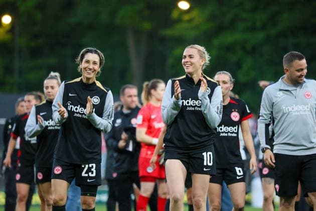 Cologne, Germany 27 April 2025 1 BL Women 2024 2025 1 FC Köln vs Eintracht Frankfurt In the picture from left Sara Doorsoun Eintracht Frankfurt and Laura Freigang Eintracht Frankfurt at the final celebration in Cologne DFB regulations prohibit any use of photographs as image sequences and or quasi video Rhein Energie Stadion Nordrhein Westfalen Copyright: xFotostandx xFantinix