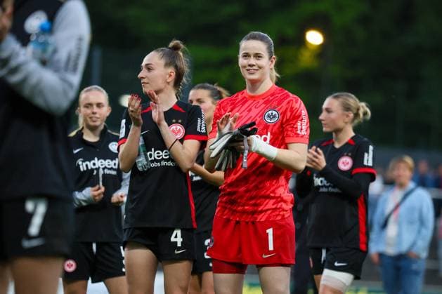 Cologne, Germany 27 April 2025 1 BL Women 2024 2025 1 FC Köln vs Eintracht Frankfurt In the picture from left Sophia Kleinherne Eintracht Frankfurt and goalkeeper Stina Johannes Eintracht Frankfurt at the final celebration in Cologne DFB regulations prohibit any use of photographs as image sequences and or quasi video Rhein Energie Stadion Nordrhein Westfalen Copyright: xFotostandx xFantinix
