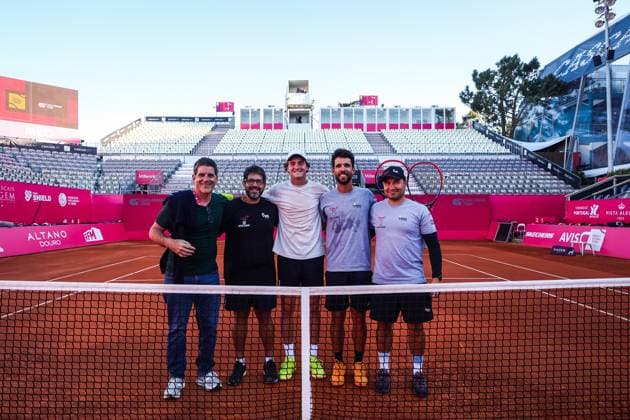 Sport Bilder des Tages Joao Fonseca of Brazil practices on site during the day 2 of the Millennium Estoril Open 2025 - 27 Apr 2025 Joao Fonseca (C) of Brazil with his team pose during his first practice on site during the day 2 of the Millennium Estoril Open 2025. Estoril Portugal Copyright: xMiguelxReisx xSOPAxImagesx Fonseca MR 10