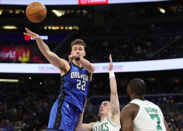 Bilder des Jahres 2025, Sport 04 April Sport Themen der Woche KW17 Sport Bilder des Tages April 27, 2025, Orlando, Fl - Florida, USA: Orlando Magic forward Franz Wagner (22) passes over Boston Celtics guard Jaylen Brown (7) during the NBA, Basketball Herren, USA Playoffs game at the Kia Center on Sunday, April 27, 2025, in Orlando, Florida. Orlando USA - ZUMAm67_ 0814856156st Copyright: xStephenxM.xDowellx
