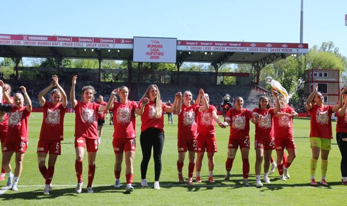 re beer shower for Dina Orschmann, Union womens team promoted to 1 Bundesliga Jubel Emotion Freude Aufsteiger aufgestiegen Sport Fußball Fußball 2 Bundesliga Damen Saison 2024 2025 27 04 2025 1 FC Union Berlin vs Borussia Mönchengladbach BMG DFL regulations prohibit any use of photographs as image sequences and or quasi video