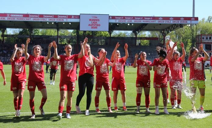 re beer shower for Dina Orschmann, Union womens team promoted to 1 Bundesliga Jubel Emotion Freude Aufsteiger aufgestiegen Sport Fußball Fußball 2 Bundesliga Damen Saison 2024 2025 27 04 2025 1 FC Union Berlin vs Borussia Mönchengladbach BMG DFL regulations prohibit any use of photographs as image sequences and or quasi video