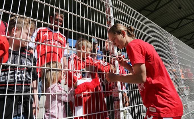 Charlee Niesler signs autographs for fans at the fence Sport Football Soccer 2 Bundesliga Women Women Season 2024 2025 27 04 2025 1 FC Union Berlin vs Borussia Mönchengladbach BMG DFL regulations prohibit any use of photographs as image sequences and or quasi video