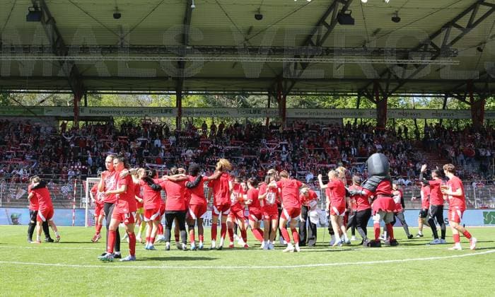 Union womens team promoted to 1 Bundesliga and celebrates in front of the fans Jubel Emotion Freude Aufsteiger aufgestiegen Sport Fußball Fußball 2 Bundesliga Damen Frauen Saison 2024 2025 27 04 2025 1 FC Union Berlin vs Borussia Mönchengladbach BMG DFL regulations prohibit any use of photographs as image sequences and or quasi video