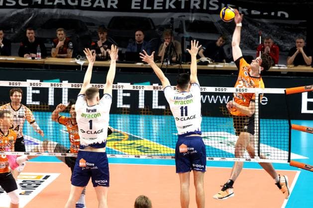 DEU, DVV, 1 VBL, BR Volleys vs Lueneburg, 27 04 2025, Max Schmeling Halle, Berlin, DEU, DVV, 1 VBL, BR Volleys vs Lueneburg, in the picture Moritz Reichert BR Volleys 15 , Xander Ketrzynski Lueneburg 11 , Simon Torwie Lueneburg 1 nordphotoxGmbHx xEngler nph00076