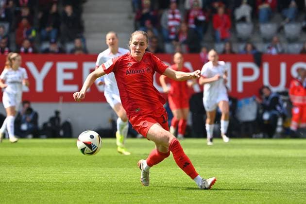 Sydney LOHMANN FCB , action,single action,single image,cropped image,full body shot,whole figure Football Google Pixel Womens Bundesliga Season 2024 2025, 20 Matchday, Matchday20 FC Bayern Muenchen SC Freiburg 3 1 on 27 04 2025, FC Bayern Campus