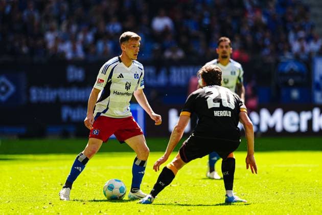 Emir Sahiti Hamburger SV, 29 , David Herold Karlsruher SC, 20 GER, Hamburger SV vs Karlsruher SC, Football, 2 Bundesliga, Matchday 31, Season 2024 2025, 27 04 2025 DFL REGULATIONS PROHIBIT ANY USE OF PHOTOGRAPHS AS IMAGE SEQUENCES AND OR QUASI VIDEO GER, Hamburger SV vs Karlsruher SC, Football, 2 Bundesliga, Matchday 31, Season 2024 2025, 27 04 2025 Hamburg Copyright: xEibner-Pressefoto MarcelxvonxFehrnx EP_MFN