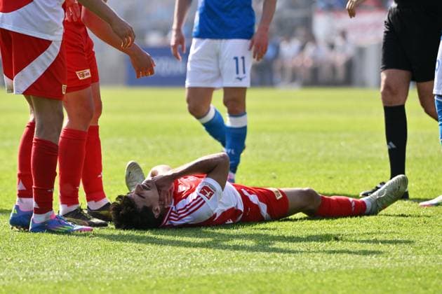 Injury Diogo Leite Union Berlin 27 04 2025, Football 1 Bundesliga, 31 Matchday, Season 2024 2025 VfL Bochum Union Berlin 1 1 Photo Maik Hölter Team2 DFL regulations prohibit any use of photographs as image sequences and or quasi video Bochum Vonovia Ruhrstadion Nordrhein Westfalen Germany Team2