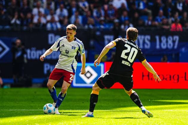 Emir Sahiti Hamburger SV, 29 , David Herold Karlsruher SC, 20 GER, Hamburger SV vs Karlsruher SC, Football, 2 Bundesliga, Matchday 31, Season 2024 2025, 27 04 2025 DFL REGULATIONS PROHIBIT ANY USE OF PHOTOGRAPHS AS IMAGE SEQUENCES AND OR QUASI VIDEO GER, Hamburger SV vs Karlsruher SC, Football, 2 Bundesliga, Matchday 31, Season 2024 2025, 27 04 2025 Hamburg Copyright: xEibner-Pressefoto MarcelxvonxFehrnx EP_MFN