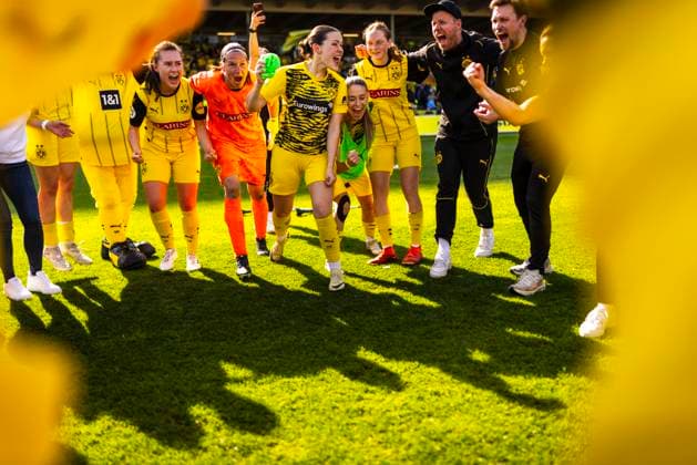 Dortmund, Germany 27th Apr 2025 Team circle BVB Sandra Schröer, Nova Wicke, Nora Willeke BVB Borussia Dortmund BVB Women I FC Schalke 04 27 04 2025