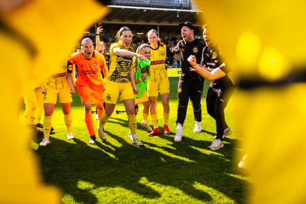 Dortmund, Germany 27th Apr 2025 Team circle BVB Sandra Schröer, Nova Wicke, Nora Willeke BVB Borussia Dortmund BVB Women I FC Schalke 04 27 04 2025