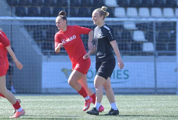 27 04 2025, Soccer, GER, 2 WOMEN BUNDESLIGA, Season 2024 2025, Matchday 23, TÖNNIES ARENA, RHEDA WIEDENBRÜCK FSV Gütersloh SC Freiburg II 0 4 Shpresa Aradini and Sarah Rolle all FSV Gütersloh, v L , action, single image, cross, facial expression, gesture