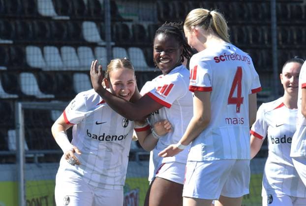 27 04 2025, Soccer, GER, 2 WOMEN BUNDESLIGA, Season 2024 2025, Matchday 23, TÖNNIES ARENA, RHEDA WIEDENBRÜCK FSV Gütersloh SC Freiburg II 0 4 Goal Cheer SC Freiburg II Goal scorer Belma Dzaferi, Almas Traore and Mia Lena Maas all SC Freiburg II, v L , action, single image, cross, facial expression, gesture, cheer, cheer, joy, rejoice