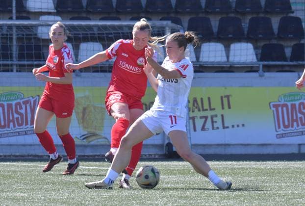 27 04 2025, Soccer, GER, 2 WOMEN BUNDESLIGA, Season 2024 2025, Matchday 23, TÖNNIES ARENA, RHEDA WIEDENBRÜCK FSV Gütersloh SC Freiburg II 0 4 Nele Schmidt FSV Gütersloh, left against Nora Scherer SC Freiburg II , action, duel, duel